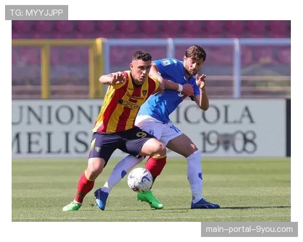 恩波利小将打入意甲处子球后，冲向场边与父亲拥抱庆祝